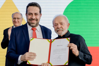 Boulos toma posse como ministro e pede 'silêncio por vítimas' da operação no RJ