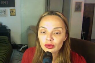 Influenciadora 'Esquerdogata' é presa após xingar e ofender policiais