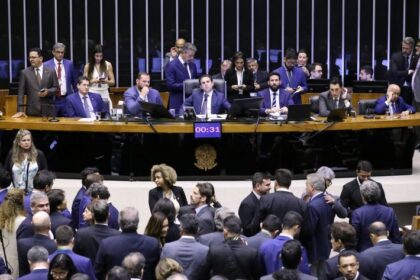 Câmara dos Deputados aprova fim da jornada 6x1 com transição de 14 meses