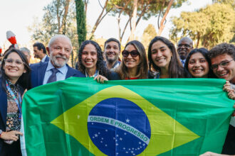 Lula diz que Zambelli 'vai pagar' no Brasil ou na Itália