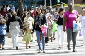 Censo mostra que mulheres têm mais estudo, mas ganham menos que homens