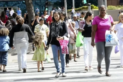 Censo mostra que mulheres têm mais estudo, mas ganham menos que homens