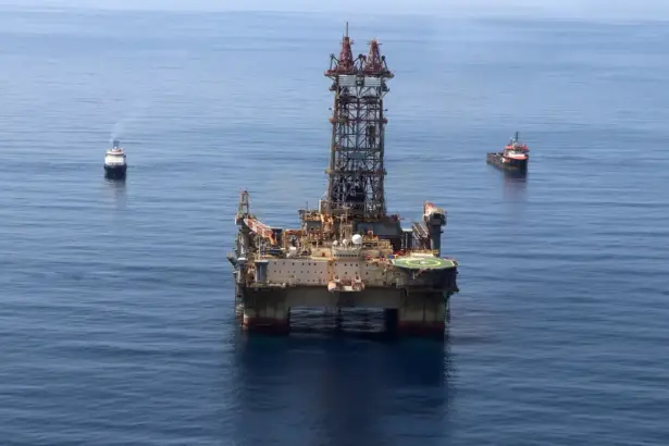 Petróleo dispara com guerra EUA-Irã e atinge maior patamar em um mês