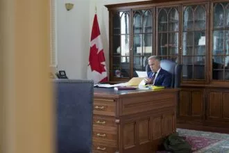 Trump encerra diálogo comercial com Canadá em retaliação a vídeo político