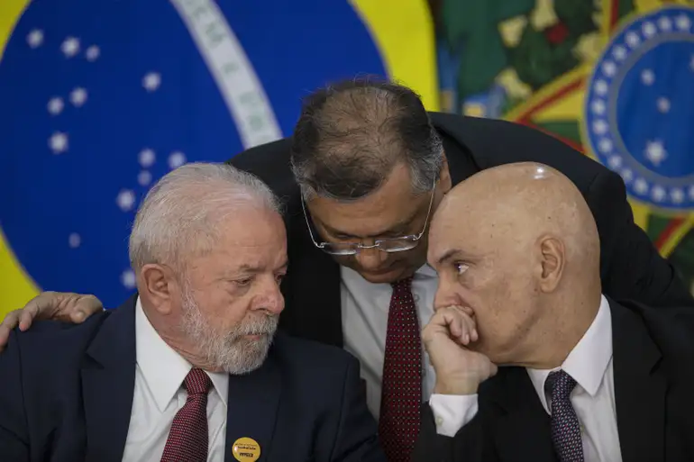 Oposição pede impeachment de Dino e Moraes por ativismo político