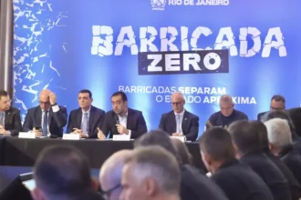 Governo do RJ anuncia plano para remover barricadas em 12 cidades
