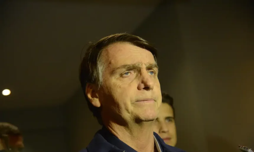 Defesa de Jair Bolsonaro volta a pedir cirurgia de urgência e prisão domiciliar