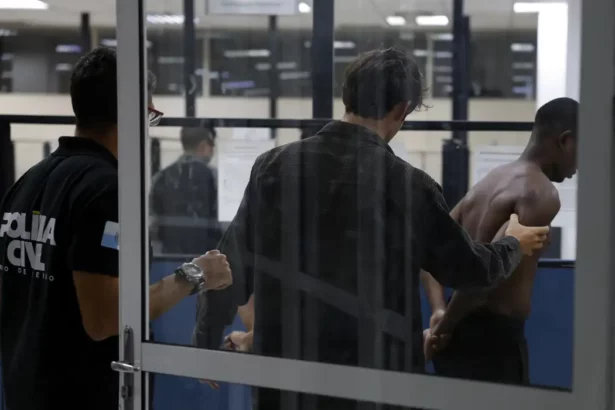 Polícia do RJ prende 16 e mata 2 em ofensiva contra Comando Vermelho