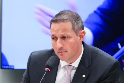 Derrite retira polêmicas do texto e veta auxílio a dependentes de presos