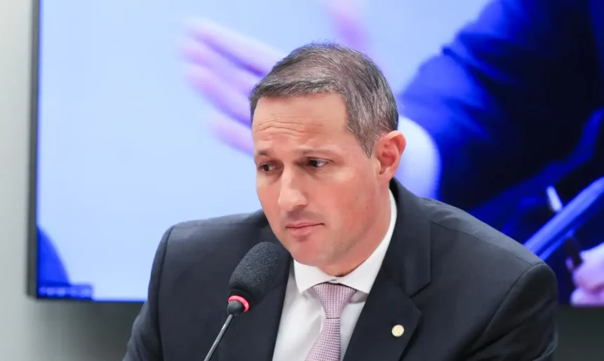 Derrite retira polêmicas do texto e veta auxílio a dependentes de presos