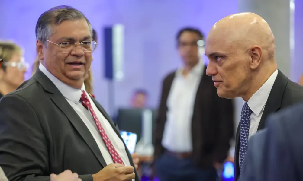 Moraes e Dino votam para manter condenação de Bolsonaro