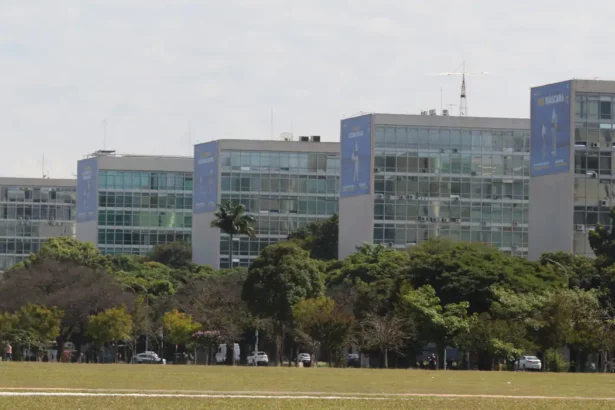 Explosão em ministério da Esplanada deixa 30 feridos em Brasília