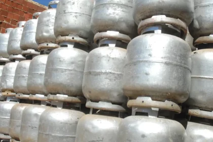 Governo Lula começa a distribuir gás gratuito para capitais estratégicas na eleição