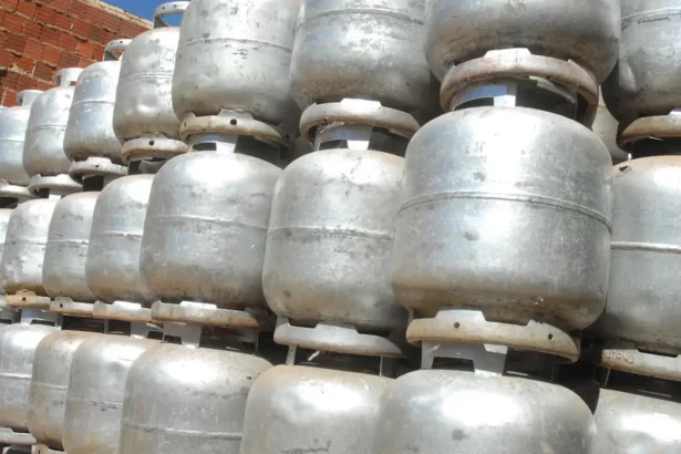 Governo Lula começa a distribuir gás gratuito para capitais estratégicas na eleição