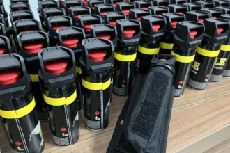 Cláudio Castro autoriza venda de spray de pimenta para mulheres em farmácias do RJ