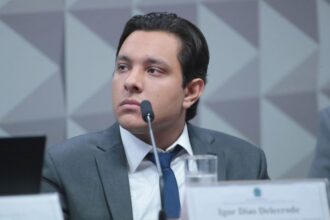 Acusado de criar sistema de fraude tem celular aprendido na CPMI do INSS