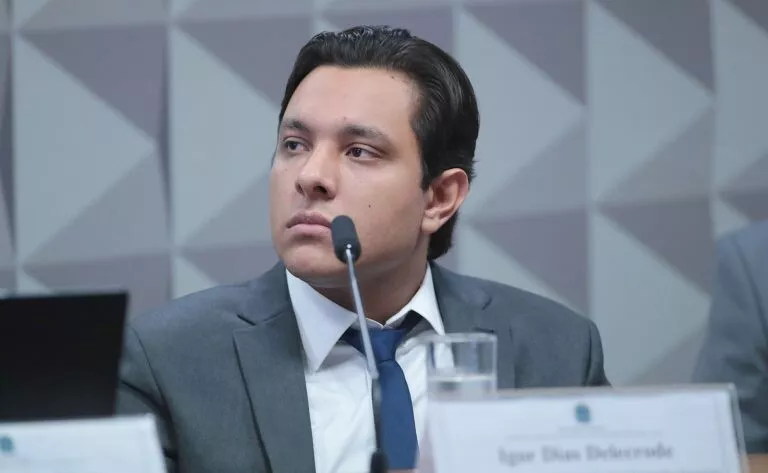 Acusado de criar sistema de fraude tem celular aprendido na CPMI do INSS