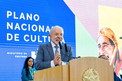 Lula frustra 'lacrolândia' e sanciona lei que veta linguagem neutra na administração pública