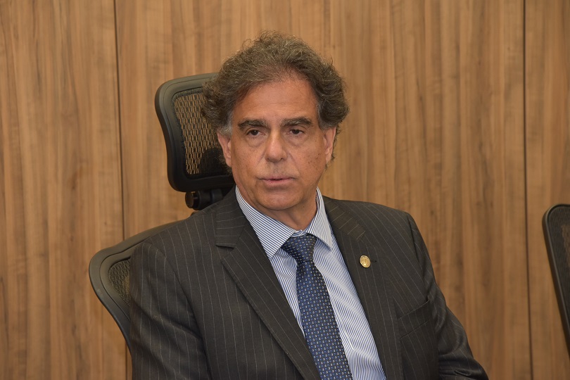 Ministro do TST critica altos salários do Judiciário brasileiro