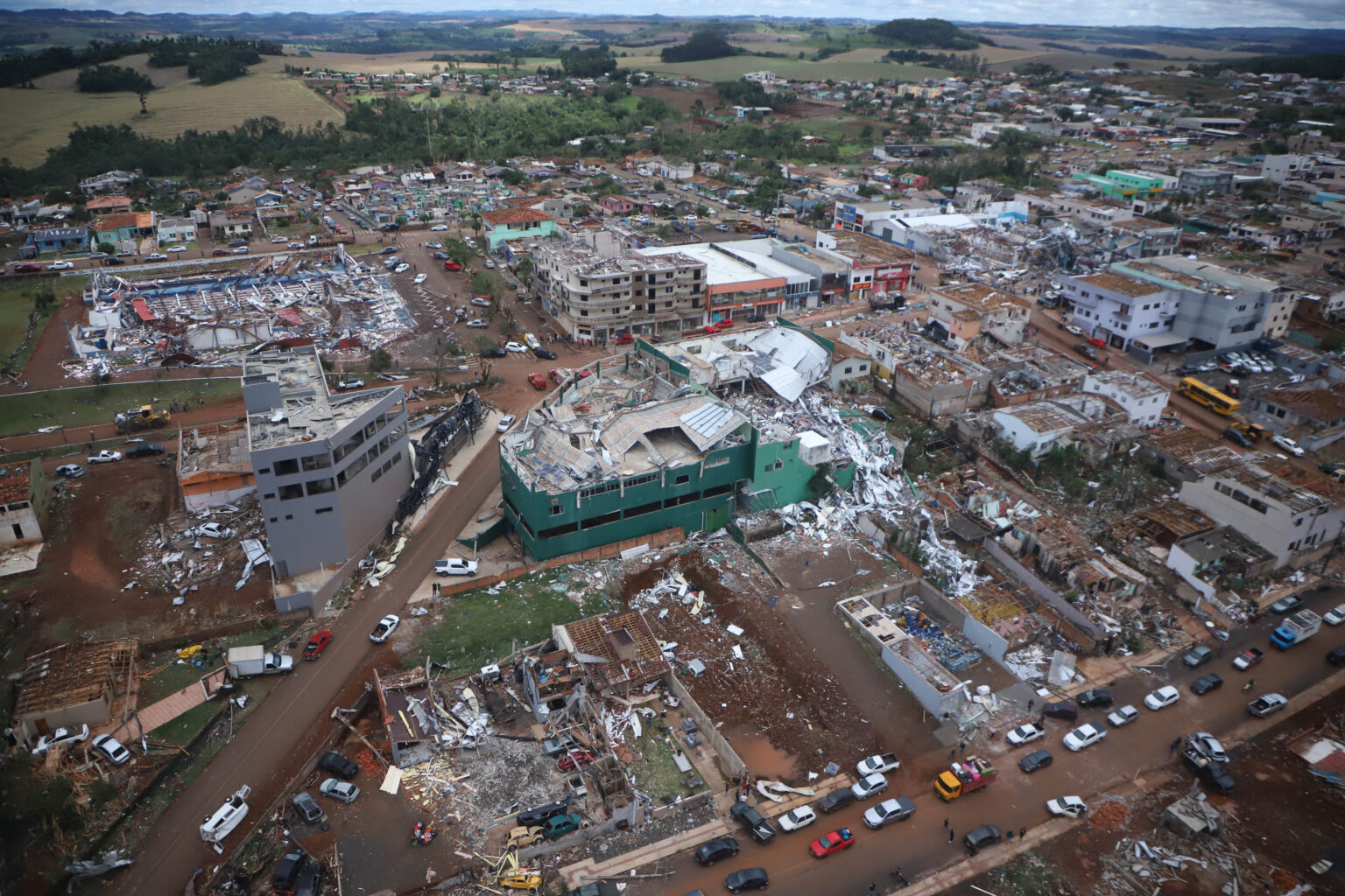 Rio Bonito do Iguaçu enterra vítimas do tornado e espera reconstrução