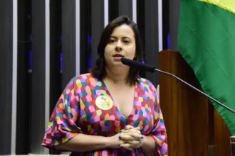 Esquerda protesta após suspensão de influencer comunista no Instagram