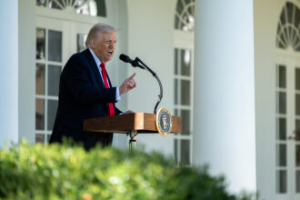 "Uma civilização inteira morrerá esta noite", garante Trump ao regime do Irã