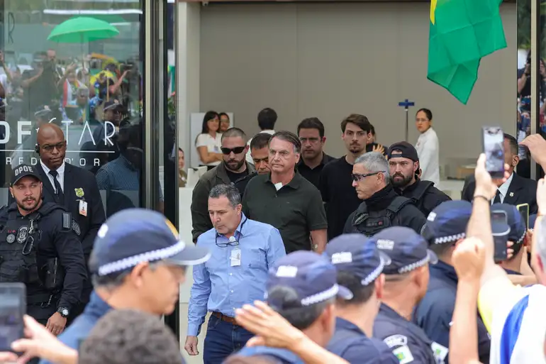 Apesar da boa recuperação, médicos avaliam outra cirurgia em Bolsonaro