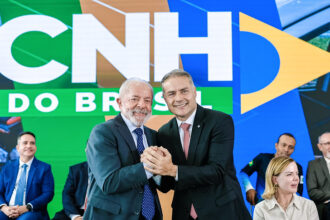 Sob críticas, Planalto oficializa novas regras para tirar a CNH