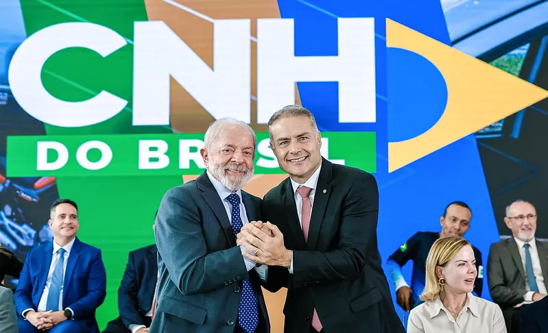Sob críticas, Planalto oficializa novas regras para tirar a CNH