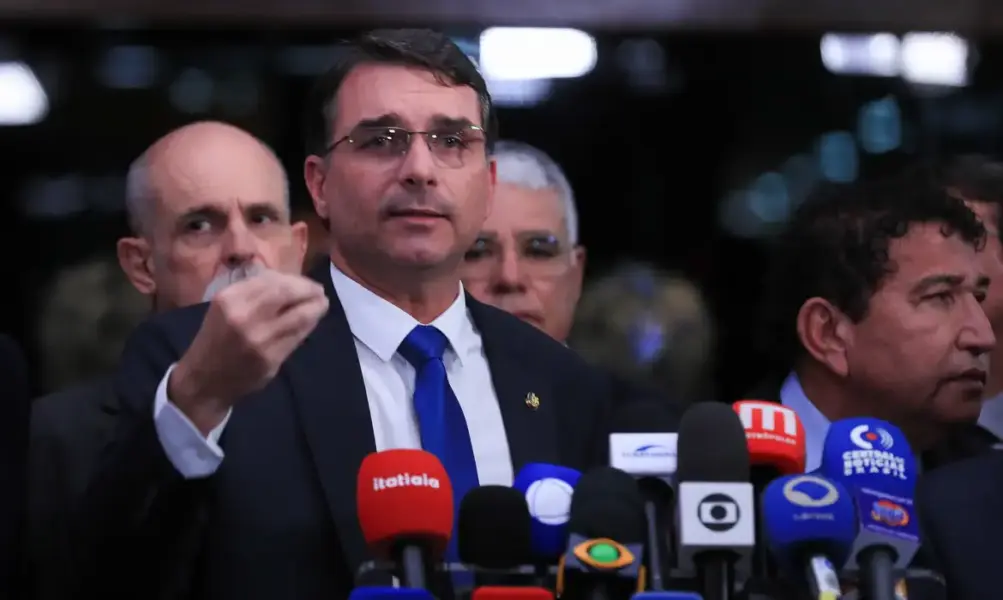 Quaest: maioria acredita em candidatura de Flávio, que já aparece perto de Lula