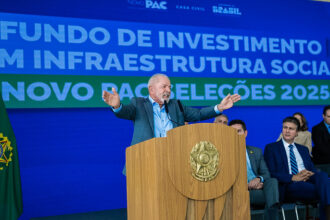 Lula critica 'ataques de Bolsonaro à democracia' enquanto se reaproxima de Maduro