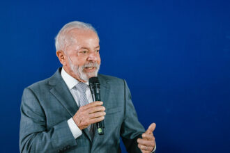 Lula evita falar de Flávio e Vorcaro para não expor escândalos financeiros do PT