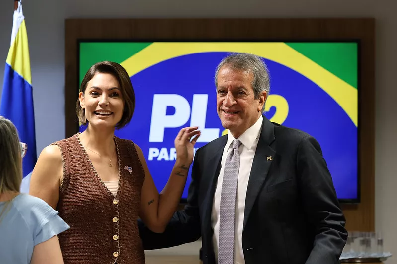 Michelle entra em confronto com filhos de Bolsonaro por aliança no Ceará