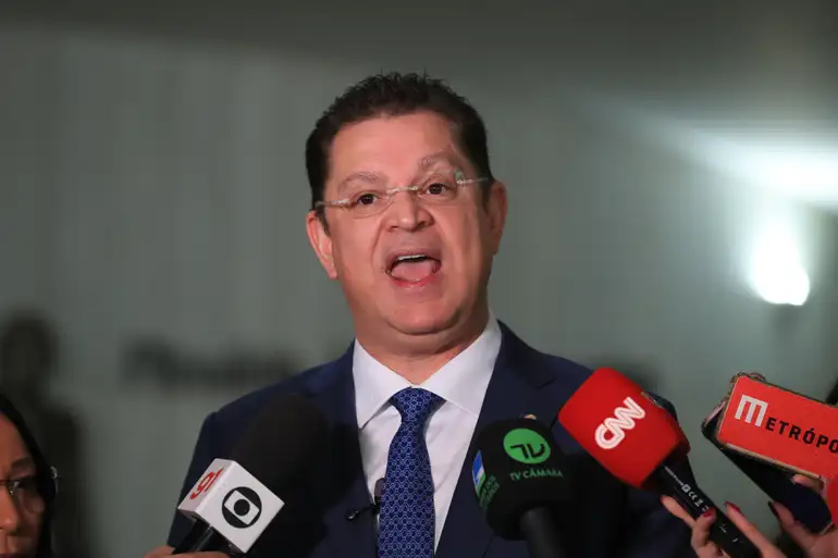 Sóstenes diz que mostrará documentos sobre R$ 400 mil apreendidos em sua residência