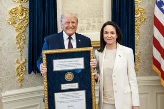 María Corina entrega sua medalha do Nobel da Paz a Trump