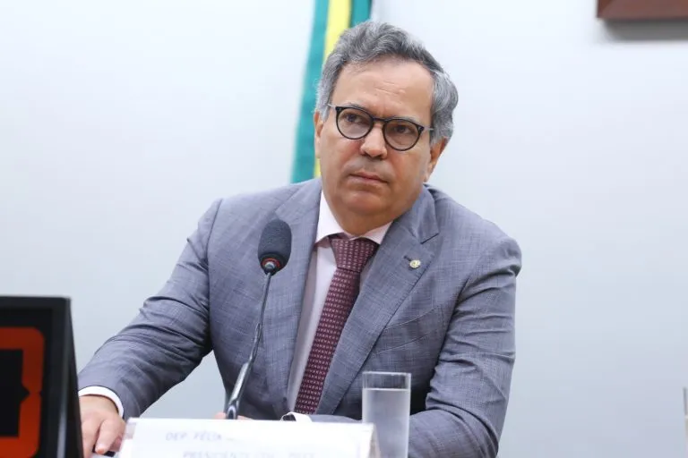 Apoiador do governo Lula, deputado Félix Mendonça (PDT) é alvo de operação da PF