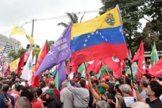 Sem a presença de venezuelanos, esquerdistas marcham em apoio a Maduro na Paulista