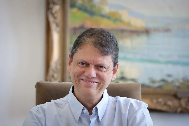 Após “fora PT” de Tarcísio no Ano-Novo, base bolsonarista cobra apoio a Flávio