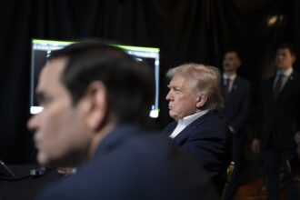 Donald Trump cumpre o prometido e bloqueia Estreito de Ormuz