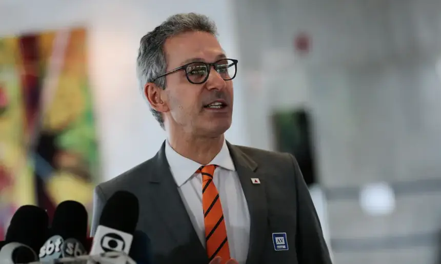 Romeu Zema fala em “página virada” após comentários contra Flávio Bolsonaro