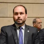 Carlos Bolsonaro ameaça deixar o PL e disputar Senado pelo PSD em SC