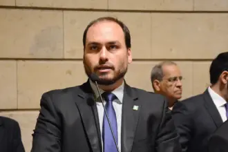 Carlos Bolsonaro ameaça deixar o PL e disputar Senado pelo PSD em SC