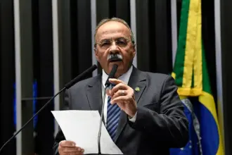 Dino arquiva caso do 'dinheiro na cueca' de senador da base governista
