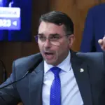 "Lula está nem aí para os pobres", diz Flávio Bolsonaro
