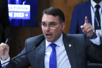 Flávio Bolsonaro tem 45% e Lula 42% em cenários de 2º turno, segundo Gerp