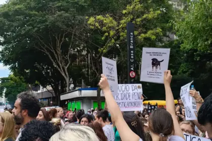 Manifestantes tomam Avenida Paulista por justiça contra assassinos do cão Orelha