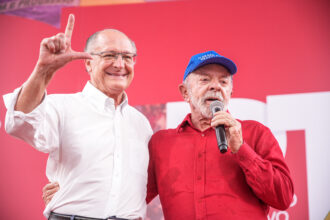 Lula promete 'guerra' em 2026 no evento de lançamento de candidatura do PT