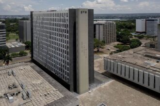 Tribunal Militar dá dez dias para Bolsonaro entregar defesa contra perda de patente