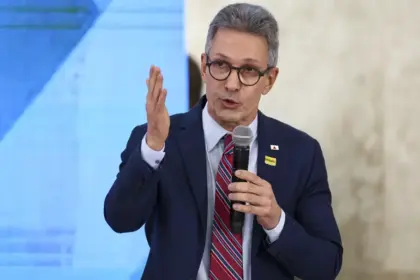 Relação com Vorcaro encerra possível chapa entre Flávio Bolsonaro e Zema