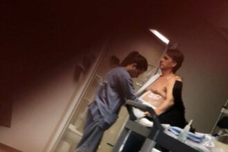 Carlos Bolsonaro posta foto do ex-presidente em hospital de Brasília